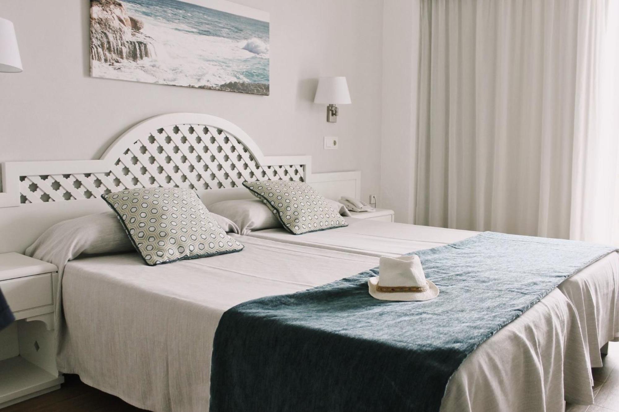 Hotel Pinos Playa Santanyi Bagian luar foto